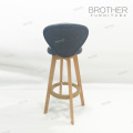 Tabouret de bar classique en bois cintré